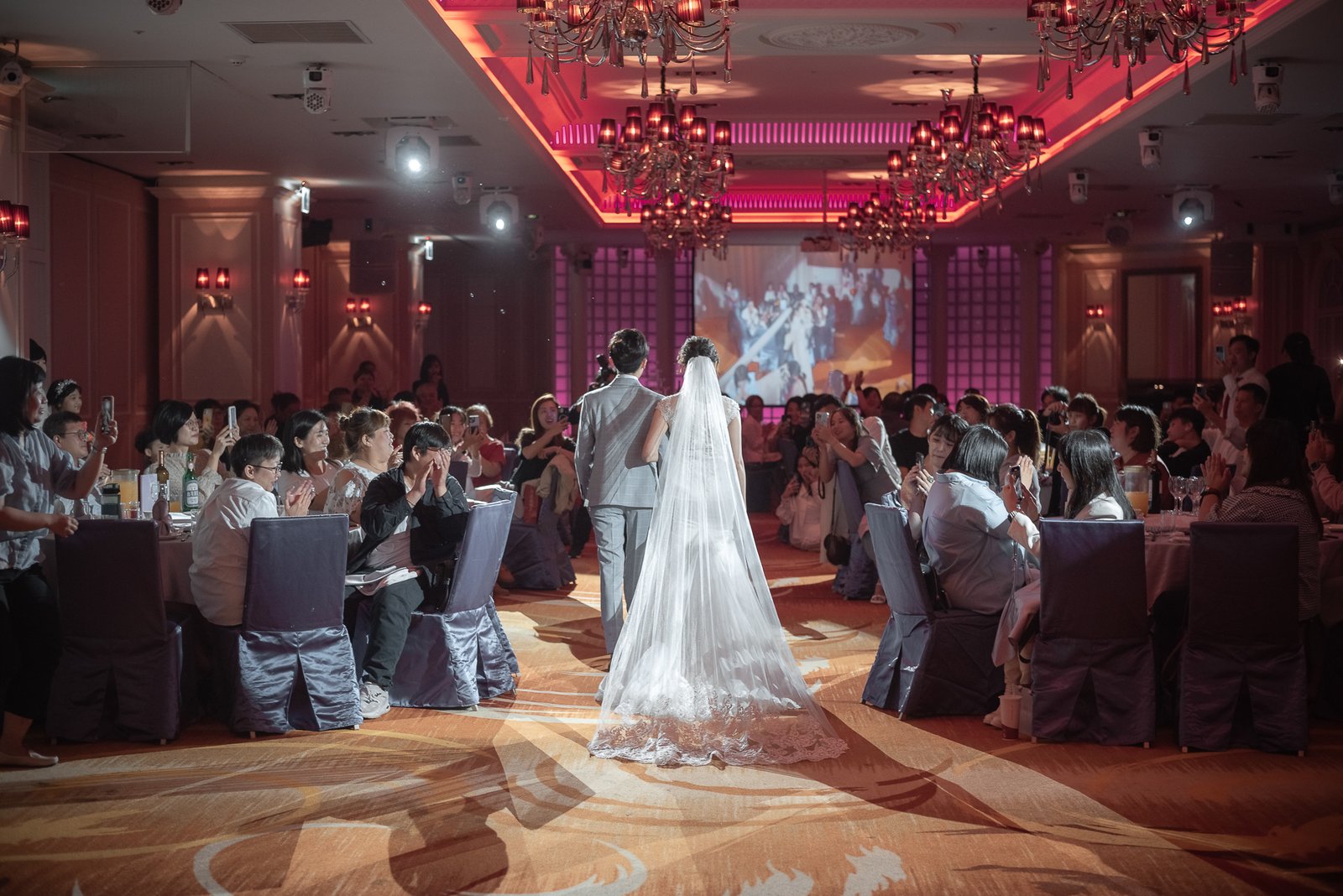 婚攝小光 | HIKARU 視覺印象

■ 婚禮攝影 水源婚宴會館   單宴客■

牽起彼此的手，
宣告著一段美麗的愛情終成眷屬，
家人們也難掩心情激動，
歡笑與淚水交織，
見證了這場感動的婚禮。

__
https://hikaruimage.com
__
■平面攝影 : 婚攝小光 -Hikaru視覺印象-
■場地 : 水源婚宴會館 
#婚攝小光  #推薦婚攝   #婚禮攝影  #婚禮紀錄 #平面攝影  #HIKARU視覺印象 #水源婚宴會館 #wedding  #prewedding #weddingphoto